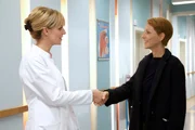 Pia Heilmann (Hendrikje Fitz, rechts) hat geh&ouml;rt, dass Sarah Marquardt hinter dem R&uuml;cken des &auml;rztlichen Direktors und Pias Ehemann Dr. Roland Heilmann eine neue Neurochirurgin eingestellt hat. Im Gegensatz zu ihrem Mann, l&auml;sst Pia diesen Umstand nicht an Dr. Lea Peters (Anja Nejarri) freundlich und unvoreingenommen vor.