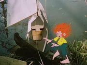 Meister Eder kauft f&uuml;r seinen Pumuckl ein kleines Segelboot.