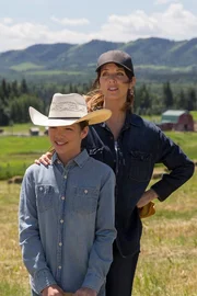 Georgie (Alisha Newton, l.), Lou (Michelle Morgan).