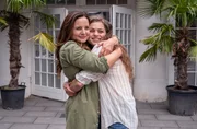 Die Wiedersehensfreude zwischen Mutter (Elisabeth Lanz, l.) und Tochter (Lilly Wiedemann, r.) ist gro&szlig;, auch wenn Tier&auml;rztin Dr. Mertens von Luisa ein wenig &uuml;berrumpelt wurde.