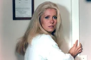 Nelly (Catherine Deneuve) auf der Flucht vor ihrem gewaltt&auml;tigen Ehemann Vittorio, der sie um jeden Preis zur&uuml;ckhaben will.