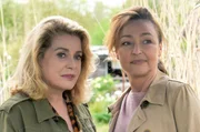Catherine Deneuve (B&eacute;atrice, li.) und Catherine Frot (Claire, re.) spielen die Hauptrollen in "Ein Kuss von B&eacute;atrice" von Martin Provost.