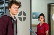Lasse Sonnefeld (Frederic Balonier, l.) ist in großer Sorge. Er wurde gemeinsam mit seiner verletzten Mutter in die Notaufnahme eingeliefert. Rebecca Krieger (Milena Straube, l.) nimmt sich seiner an. Lasse Sonnefeld (Frederic Balonier, l.) ist in großer Sorge. Er wurde gemeinsam mit seiner verletzten Mutter in die Notaufnahme eingeliefert. Rebecca Krieger (Milena Straube, l.) nimmt sich seiner an.