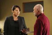 Als Carlos (Hector Elizondo, r.) pl&ouml;tzlich in Seattle auftaucht, ahnt Callie (Sara Ramirez, l.), dass sie jedwede Sch&uuml;tzenhilfe gebrauchen kann ...