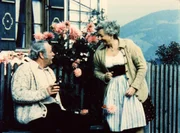 Meister Eder (Gustl Bayrhammer) macht mit seinem Kobold Pumuckl auf dem Hof der B&auml;uerin (Franziska St&ouml;mmer) Ferien.