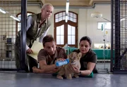 Der kleine L&ouml;we muss unbedingt trinken. Nicole Sommer (Jenny Elvers-Elbertzhagen, links), Conny (Thorsten Wolf) und Dr. Susanne Mertens (Elisabeth Lanz) bem&uuml;hen sich vergeblich.