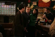 Als Ted (Josh Radnor, l.) eines Tages in einer Bar Robin (Cobie Smulders, 2.v.r.) kennenlernt, ist er hin und weg von ihr. Barney (Neil Patrick Harris, 2.v.l.) macht sich lustig &uuml;ber ihn ...