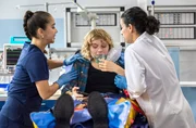 Amelie Glanzer (Emma Forchel, M.) wird in die Notaufnahme des JTK eingeliefert. Trotz aller Bem&uuml;hungen von Dr. Leyla Sherbaz (Sanam Afrashteh, r.) und der Assistenz&auml;rztin Sofia Galura (Olivia Papoli-Barawati, l.) ist Amelie nur schwer zu beruhigen.