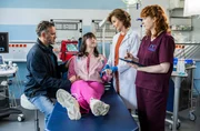 Prof. Dr. Karin Patzelt (Marijam Agischewa) und Assistenz&auml;rztin Tamar Hummel (Linda Kummer) untersuchen Fabienne Hahn (Juliane Siebecke). Die junge Frau wurde mit Downsyndrom geboren und leidet neben einer Verletzung an ihrer Hand unter M&uuml;digkeit. Ihr Vater Lorenz Hahn (Roland Silbernagl) begleitet sie.