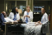Die Sorgen um die Gesundheit von Dr. Webber (James Pickens Jr., l.) sind berechtigt. Die jungen &Auml;rzte Stephanie (Jerrika Hinton, 2.v.l.), Leah (Tessa Ferrer, 2.v.r.) und Jo (Camilla Luddington, r.) geben ihr Bestes, um den Chefarzt wieder auf die Beine zu kriegen ...