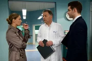 Lilly Lukovic's (Astrid Leberti, links) Vater wurde nach einem Sturz in die Sachsenklinik eingeliefert. Dr. Heilmann (Thomas R&uuml;hmann, Mitte) hat keine Br&uuml;che festgestellt, doch er vermutet eine Arthrose des H&uuml;ftgelenks. Doch es gibt weitere Symptome, die Sorgen machen. Jovan Lukovic hat Fieber, seine Entz&uuml;ndungswerte sind sehr hoch, schlechte Blutgerinnung ... Er fragt Lilly, ob es sein kann, dass ihr Vater zu Hause schlecht heizt, da er ausgesprochen warm angezogen war. Lilly w&uuml;sste nicht, warum er das tun sollte. Clemens Manthey (Max K&ouml;nig), der Roland von Sarah als Dokumentationsassistent an die Seite gestellt wurde, schreibt eifrig mit, bis Roland ihn bittet, das zu unterlassen.