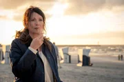 Ebba (Iris Berben) spaziert am Strand und entdeckt einen kleinen Wanderzirkus.