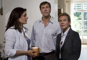 Eine Mitarbeiterin vom Jugendamt (Andrea L'Arronge, rechts) m&ouml;chte sich das Zuhause von Susanne (Elisabeth Lanz) und Christoph (Sven Martinek) anschauen. Doch sie kommt zum falschen Zeitpunkt, und der Traum vom Adoptivkind scheint f&uuml;r Susanne und Christoph erst einmal geplatzt zu sein.