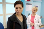 Anja Frank (Henriette Richter-R&ouml;hl, links) ist auf der Suche nach ihrer Mutter, die zu einer Verabredung nicht erschienen ist. In der Sachsenklinik wird sie f&uuml;ndig. Dr. Kathrin Globisch (Andrea Kathrin Loewig) erz&auml;hlt Anja, dass ihre Mutter Jutta nach einem Fahrradsturz selbst in die Klinik gekommen ist. Anja wird klar, dass ihre Mutter gar nicht auf dem Weg zu ihrer Verabredung war und sie versetzt hat. Sie erz&auml;hlt Kathrin, dass ihre Mutter, fr&uuml;her das Ma&szlig; an Disziplin, sich immer mehr ver&auml;ndert.