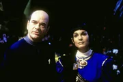 Der Doktor (Robert Picardo, l) hat die holographische Vulkanierin T`Pera (Amy Jo Traicoff) entwickelt, um Vorik zu helfen.