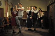 Weil Katharinas Tanzpartner ausf&auml;llt, springt Patrick f&uuml;r ihn ein. Von links: Patrick Westenrieder (Lucas Bauer), Katharina Benninger (Carina Dengler), Florian Brunner (Tommy Schwimmer) und Yvonne Preissinger (Alexa Eilers).