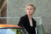 Katja Wiese (Lisa Wagner) macht sich auf den Weg zu einem Informanten.