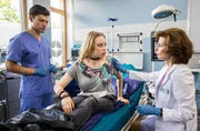 Finja Behring (Johanna G&ouml;tting, M.) erschrickt als sie mitbekommt das es Prof. Dr. Patzelt (Marijam Agischewa, r.) ist, die sie behandelt. Andersherum sind Florian (Lion Wasczyk, l.) und Karin Patzelt genauso irritiert, ob Finjas Reaktion.
