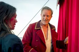 Ebba (Iris Berben) lernt am Strand den d&auml;nischen Zirkusdirektor Arne (Peter Mygind) kennen.