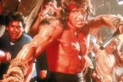Unter Einsatz seines Lebens versucht Rambo (Sylvester Stallone), seinem alten Freund das Leben zu retten.