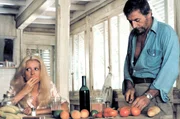 Nelly (Catherine Deneuve) mit Martin (Yves Montand) in seinem Haus auf einer einsamen Insel. Zwischen den beiden entspinnt sich schon bald ein abenteuerlicher Liebeskrieg.