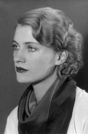 Model, Muse, K&uuml;nstlerin, Kriegsfotografin &ndash; Lee Miller hatte viele Leben. Weder privat noch professionell hielt sie sich mit Konventionen auf und ging ihren eigenen Weg.