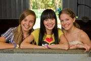 Jackie l&auml;chelt zwar, aber sie ist nicht begeistert von all den Pferden auf Allys Farm. Ally (Marny Kennedy, li.), Jackie (Charlotte Nicdao, Mitte) und Emma (Sophie Karbjinski, re.)