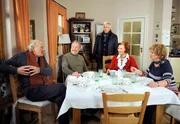 Thomas (Gerry Hungbauer, M.) ist sauer, die Nacht umsonst in der Heide verbracht zu haben, um Hannes (Claus Dieter Clausnitzer, l.) und Ferdi (Fritz von Friedl, 2.v.l.) zu suchen. Johanna (Brigitte Antonius, 2.v.r.) und Erika (Madeleine Lierck-Wien, r.) lauschen gespannt, den Berichten der Beiden.