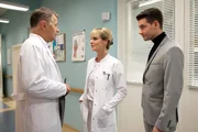 Dr. Lea Peters (Anja Nejarri, Mitte), die neue Neurochirurgin, die hinter Rolands R&uuml;cken von Sarah Marquardt eingestellt wurde, startet einen neuen Versuch, sich bei Dr. Roland Heilmann (Thomas R&uuml;hmann, links) vorzustellen. Doch Roland ist immer noch so sauer auf Sarah, dass er es an der neuen &Auml;rztin ausl&auml;sst und sie wieder abb&uuml;gelt. Clemens Manthey (Max K&ouml;nig) versucht im Nachgang Rolands Verhalten zu entschuldigen, doch das ist gar nicht n&ouml;tig. Lea hat vollstes Verst&auml;ndnis f&uuml;r seine Befindlichkeiten.