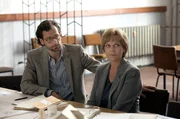 Vera (Anna Loos, r.) geht auf Distanz zu ihrem Kollegen Krohnak (Florian Stetter, l.).
