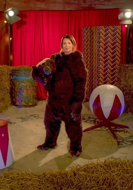 Ebba Bornkamp (Iris Berben) steigt als Gro&szlig;e B&auml;rin in die Manege.