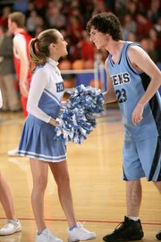 Das neue Traumpaar der High-School: Basketballspieler Axl (Charlie McDermott, r.) und Cheerleaderin Morgan (Alexa Vega, l.) ...