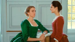 Marianne (r, No&eacute;mie Merlant) gibt H&eacute;loise (Ad&egrave;le Haenel) die Anweisung, wie sie sich f&uuml;r das Portrait positionieren kann.
