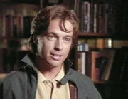 Der Journalist Randall Sloan (Brian McNamara) ist in Cabot Cove aufgetaucht, um einen längst verjährten Mordfall neu aufzurollen. Der Journalist Randall Sloan (Brian McNamara) ist in Cabot Cove aufgetaucht, um einen längst verjährten Mordfall neu aufzurollen.