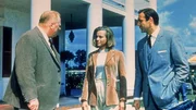 Goldfinger (Gert Fr&ouml;be, l.) ist es mit Hilfe der Pilotin Pussy (Honor Blackman) gelungen, James Bond (Sean Connery) gefangen zu nehmen.