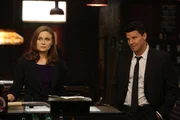 Temperance Brennan (Emily Deschanel, l.); Seeley Booth (David Boreanaz, r.)