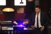 Temperance Brennan (Emily Deschanel, l.); Seeley Booth (David Boreanaz, r.)
