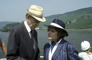 Oma Drombusch (Grete Wurm, l.) und Herr Diehl (Hannes Messemer, r.) kommen einander bei einer Rheinfahrt n&auml;her.