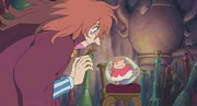 Dem Goldfischm&auml;dchen Ponyo wachsen Arme und Beine, ihr Vater Fujimoto ist &uuml;berrascht.