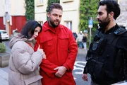 Das Undercover-Trio mit Sina (Valea Scalabrino), Bambi (Ben Heinrich) und Baris (Metehan Demir&ouml;z) ist erleichtert, als ihr Einsatz endlich endet.