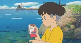 Sosuke hat das in einem Glas gefangene Goldfischm&auml;dchen am Strand gefunden.
