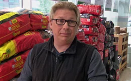 Grillprofi Andreas Hummel testet f&uuml;r die N24-Reportage Grillanz&uuml;nder, Kohle und Holzkohlegrills f&uuml;r unter 100 Euro - Schn&auml;ppchen oder Gefahrenquelle?