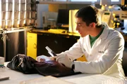 Ryan Wolfe (Jonathan Togo) untersucht ein Beweisstück. Ryan Wolfe (Jonathan Togo) untersucht ein Beweisstück.