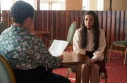 Sita (Natasha Vasandani, re.) hat ein Vorstellungsgespr&auml;ch im &bdquo;Seabank Hotel&ldquo; bei Frau Hodges (Terema Wainwright, li.).