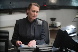 Robin Wright als Lieutenant Joshi