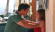 Michael Westen (Jeffrey Donovan) sucht die Kellnerin Sophia (Jacqueline Pinol) auf. Er traut ihr nicht &uuml;ber den Weg!