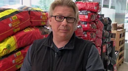 Grillprofi Andreas Hummel testet f&uuml;r die N24-Reportage Grillanz&uuml;nder, Kohle und Holzkohlegrills f&uuml;r unter 100 Euro - Schn&auml;ppchen oder Gefahrenquelle?