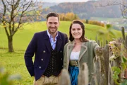 Moderatoren Conny B&uuml;rgler und Richard Deutinger bei der Mostsch&auml;nke Hussenbauer bei Mondsee, Ober&ouml;sterreich, &Ouml;sterreich.