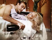 Jill Masterson (Shirley Eaton) erliegt dem Charme des Draufg&auml;ngers und Agenten James Bond (Sir Sean Connery).