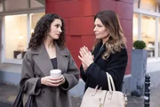 Britta (Tabea Heynig, l.) verliert aus Sorge um Naomi (Nadine Menz) die Nerven.